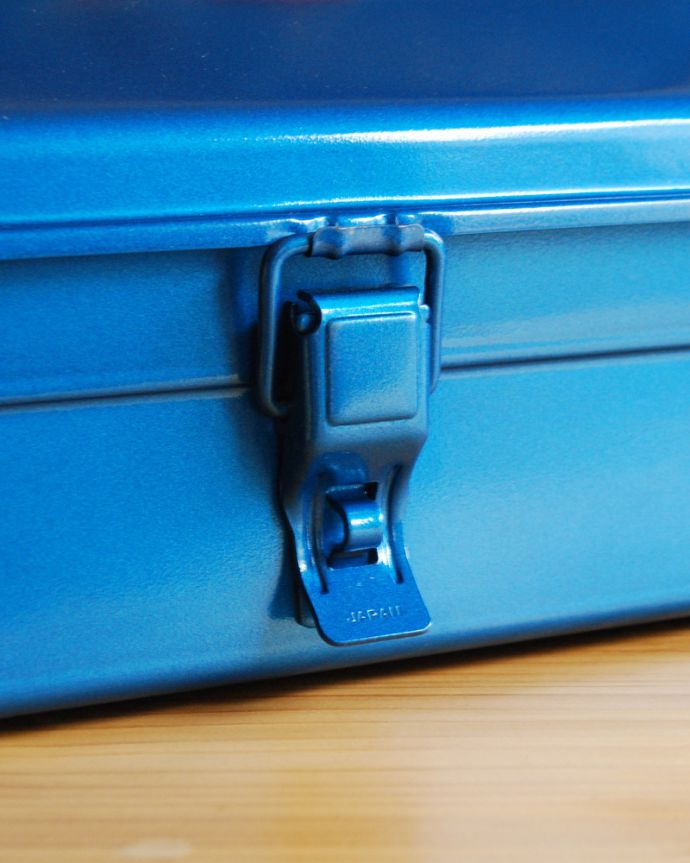 リビング雑貨　インテリア雑貨　持ち手付きの山型工具箱、スチール製のツールボックス（ブルー）。シリンダ錠も取り付ける事ができる様になっています。(n5-117)