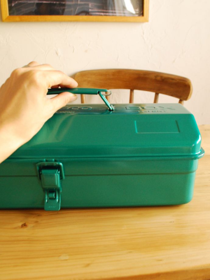 リビング雑貨　インテリア雑貨　持ち手付きの山型工具箱、スチール製のツールボックス（グリーン）。持ち運びもらくらくな持ち手付きです。(n5-118)