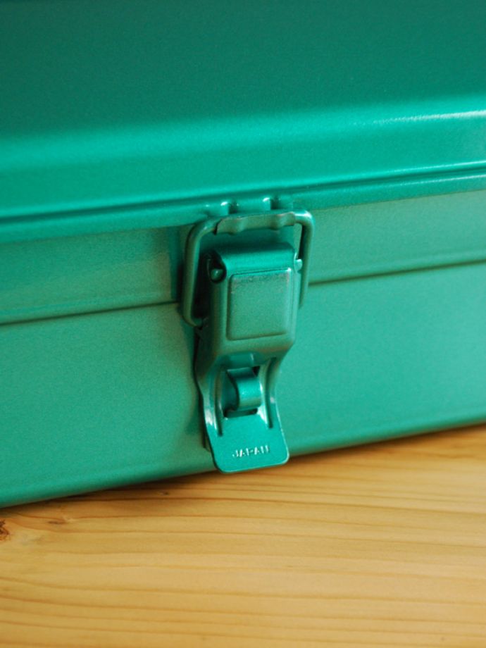 リビング雑貨　インテリア雑貨　持ち手付きの山型工具箱、スチール製のツールボックス（グリーン）。シリンダ錠も取り付ける事ができる様になっています。(n5-118)