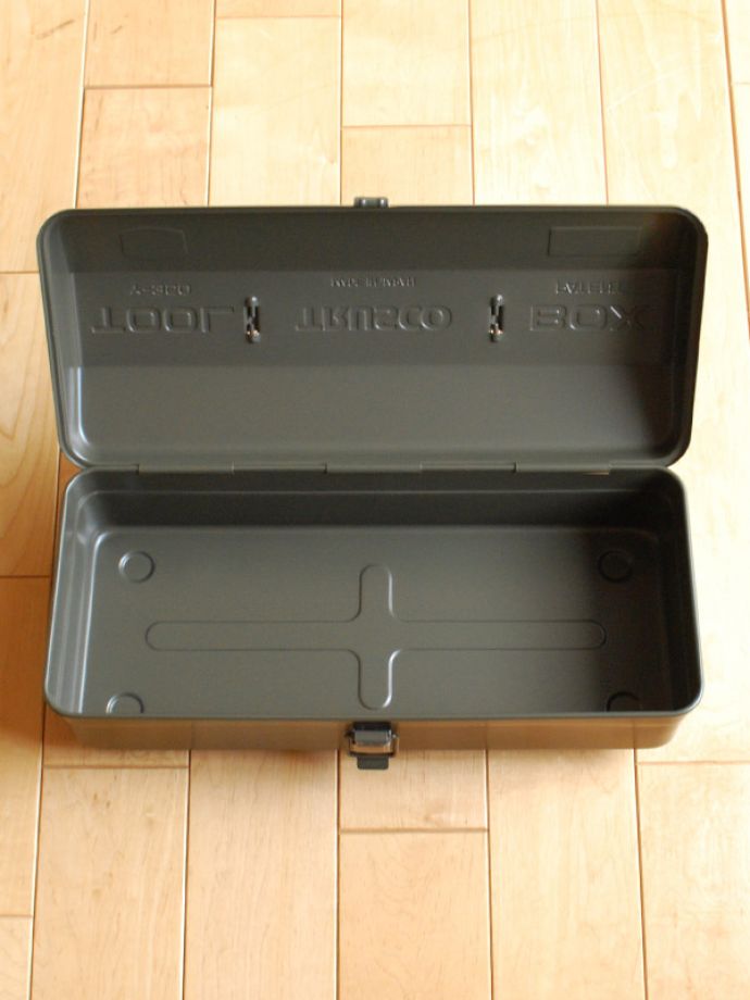 リビング雑貨　インテリア雑貨　持ち手付きの山型工具箱、スチール製のツールボックス（オリーブドラブ）。フタが凸状なので、たっぷり入ります。(n5-119)