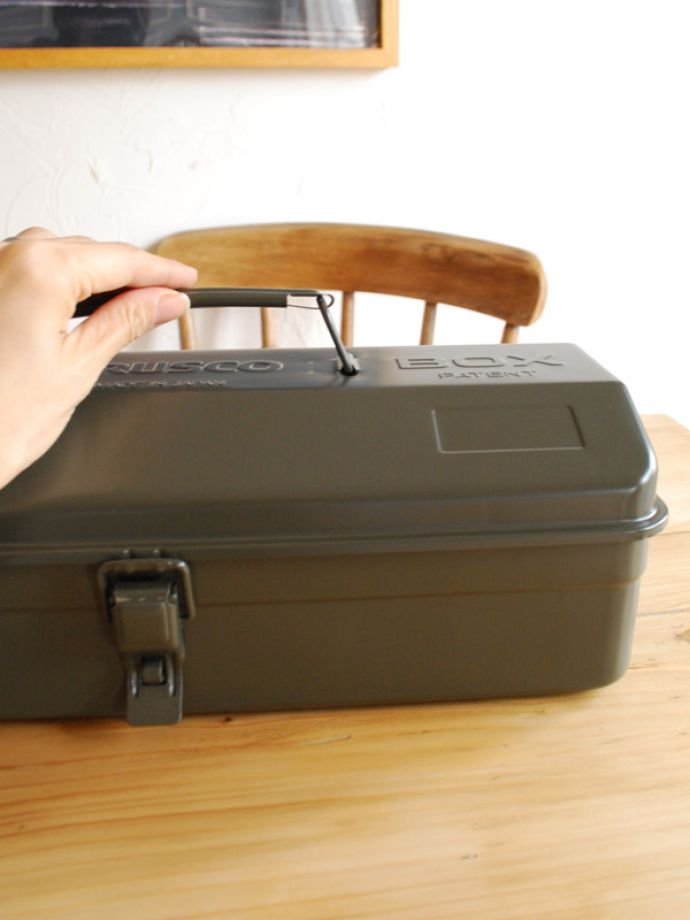 リビング雑貨　インテリア雑貨　持ち手付きの山型工具箱、スチール製のツールボックス（オリーブドラブ）。持ち運びもらくらくな持ち手付きです。(n5-119)
