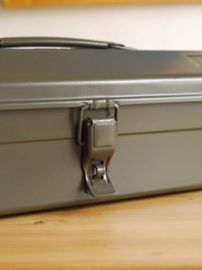 リビング雑貨　インテリア雑貨　持ち手付きの山型工具箱、スチール製のツールボックス（オリーブドラブ）。シリンダ錠も取り付ける事ができる様になっています。(n5-119)