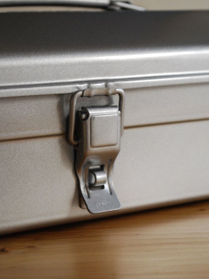 リビング雑貨　インテリア雑貨　持ち手付きの山型工具箱、スチール製のツールボックス（シルバー）。シリンダ錠も取り付ける事ができる様になっています。(n5-121)