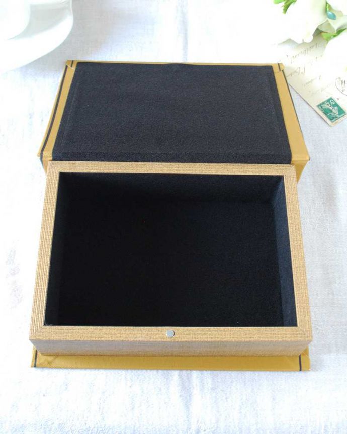 リビング雑貨　インテリア雑貨　小物をお洒落に収納できるブック型ボックス(coffee brown)。整理整頓OK中はこんな感じです。(n5-138)