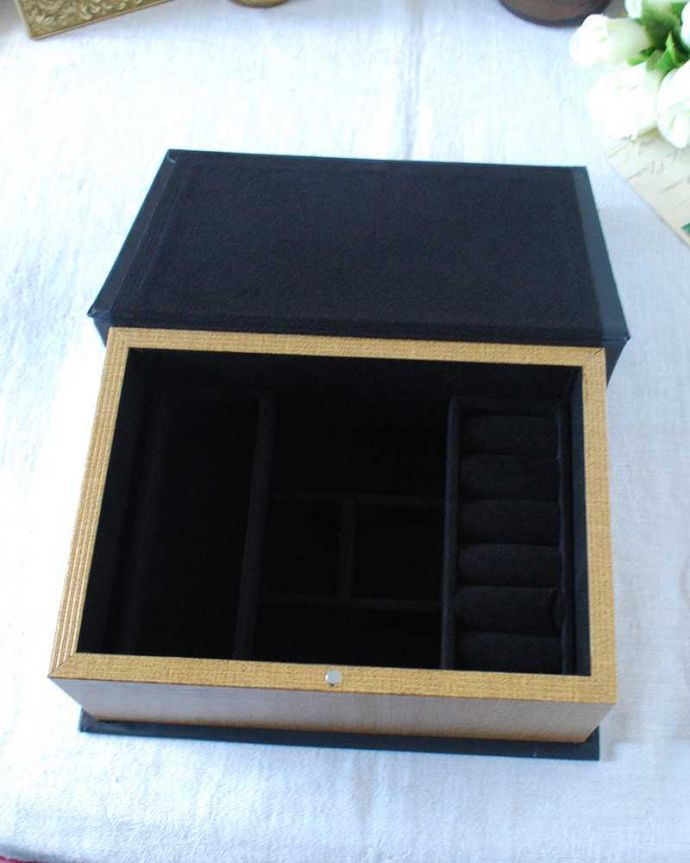 リビング雑貨　インテリア雑貨　小物をお洒落に収納できるブック型・ジュエリーボックス(coffee black)。整理整頓OK中はこんな感じです。(n5-140)