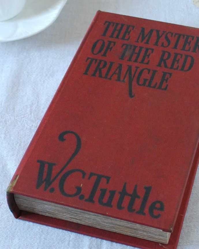 リビング雑貨　インテリア雑貨　小物をお洒落に収納できるブック型ボックス(THE MYSTER OF THE RED TRIANGLE)。見た目はオシャレな洋書ですアンティークの本のようなデザインのお洒落なボックス。(n5-156)
