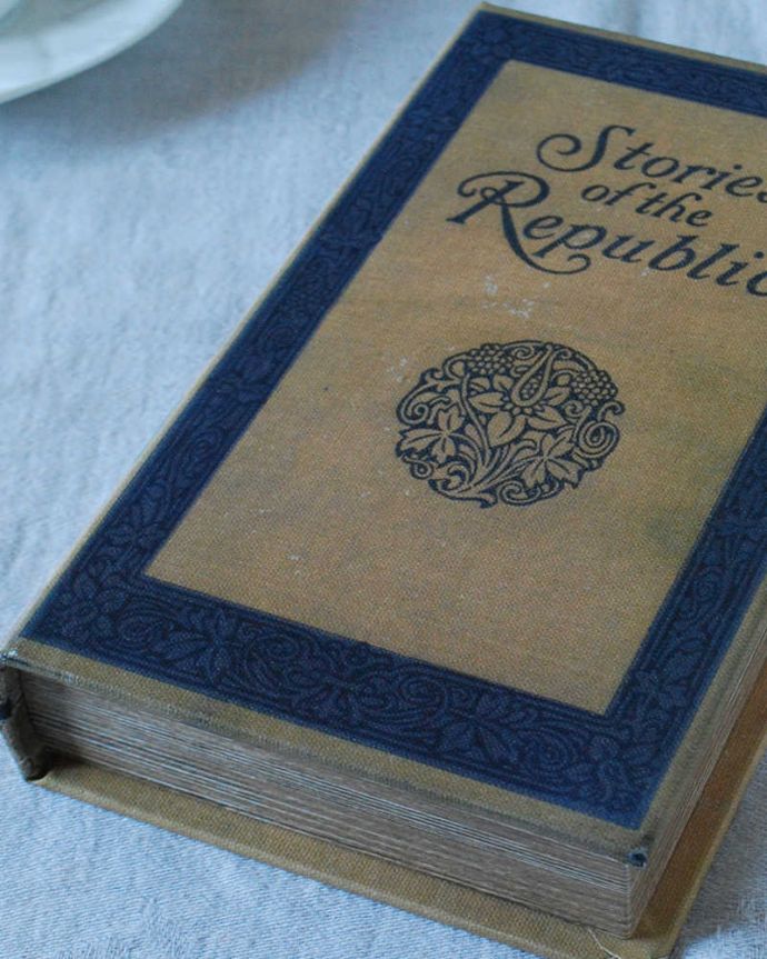 リビング雑貨　インテリア雑貨　小物をお洒落に収納できるブック型ボックス(Stories of the Republic)。見た目はオシャレな洋書ですアンティークの本のようなデザインのお洒落なボックス。(n5-157)
