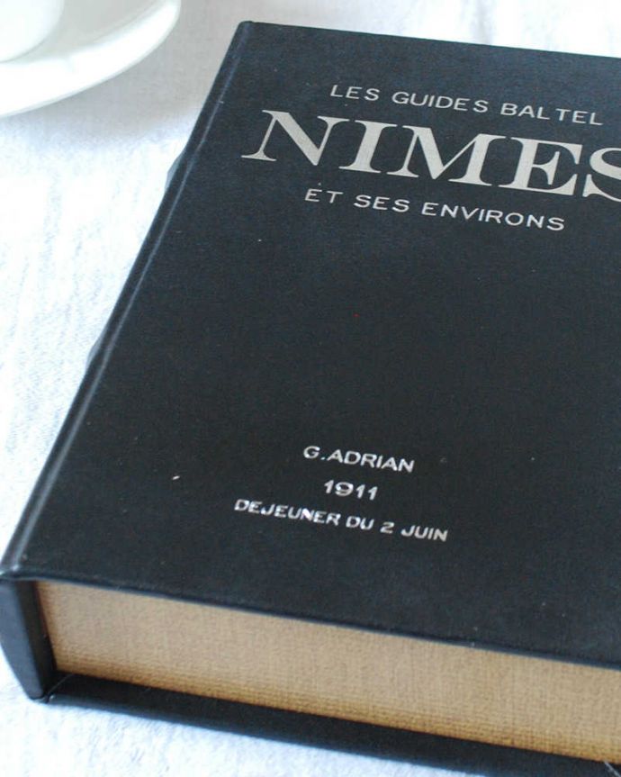 リビング雑貨　インテリア雑貨　小物をお洒落に収納できるブックボックス・ジュエリーボックス（NIMES）。見た目はオシャレな洋書ですアンティークの本のようなデザインのお洒落なボックス。(n5-159)
