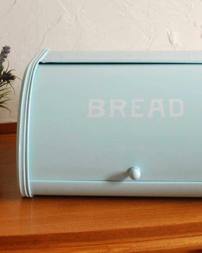 キッチン雑貨　インテリア雑貨　アンティーク風ホウロウローラートップブレッド缶。まるでアンティークのような可愛いデザイン本物のアンティークのブレッド缶のような文字のフォントで「BREAD」と書かれています。(n5-165)