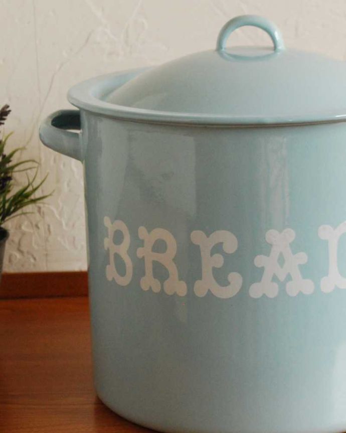 キッチン雑貨　インテリア雑貨　アンティーク風ホウロウブレッド缶（Ｓ）。まるでアンティークのような可愛いデザイン本物のアンティークのブレッド缶のような文字のフォントで「BREAD」と書かれています。(n5-166)