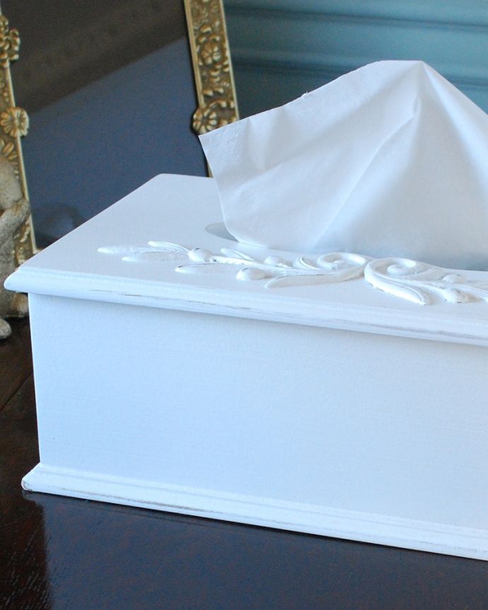 リビング雑貨　インテリア雑貨　フレンチスタイルの彫が可愛いホワイトペイントのティッシュボックス。フレンチスタイルのティッシュボックスおしゃれな彫が入った木製のティッシュボックス。(n5-169)