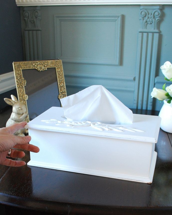 リビング雑貨　インテリア雑貨　フレンチスタイルの彫が可愛いホワイトペイントのティッシュボックス。大きさはこれくらいです毎日使うティッシュも、この中に入れるだけでオシャレ！。(n5-169)