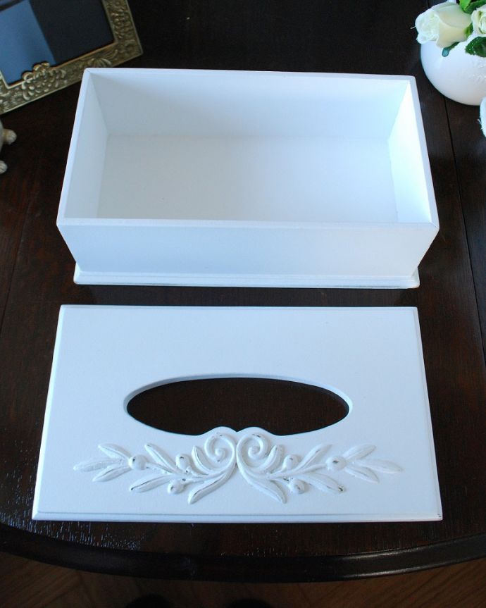 リビング雑貨　インテリア雑貨　フレンチスタイルの彫が可愛いホワイトペイントのティッシュボックス。上から見るとこんな感じですティッシュボックスを中に入れるだけ。(n5-169)