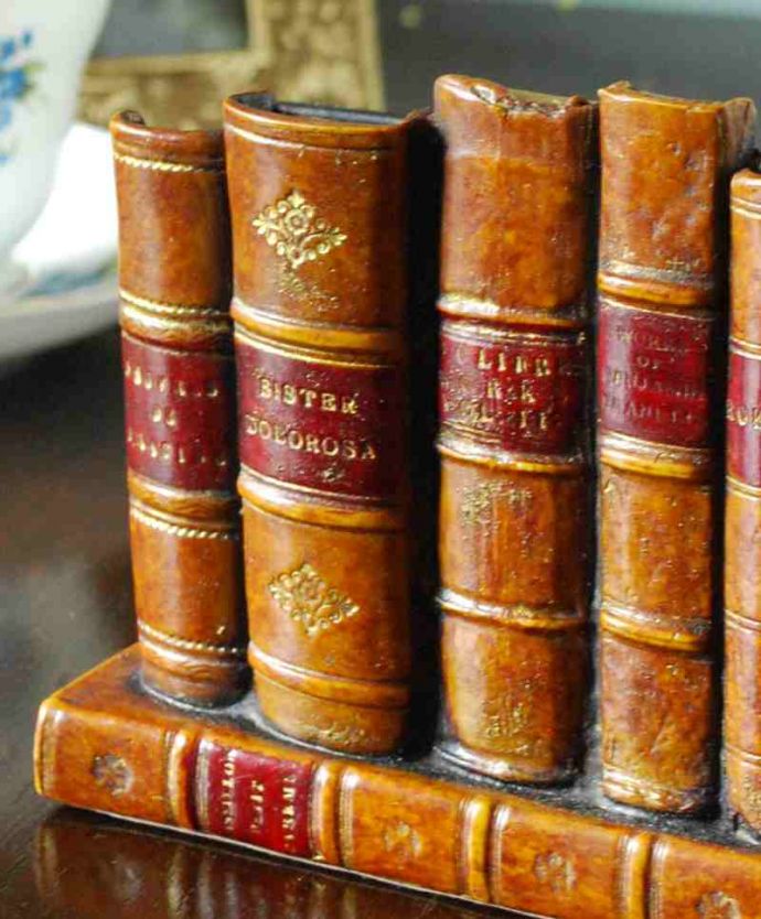 リビング雑貨　インテリア雑貨　イギリスからやって来たおしゃれな雑貨、The Original Book Works社のレターラック。まるで本物のような質感熟練した英国のクラフトマンの手によって一つ一つ手作りされたレターラック。(n5-170)