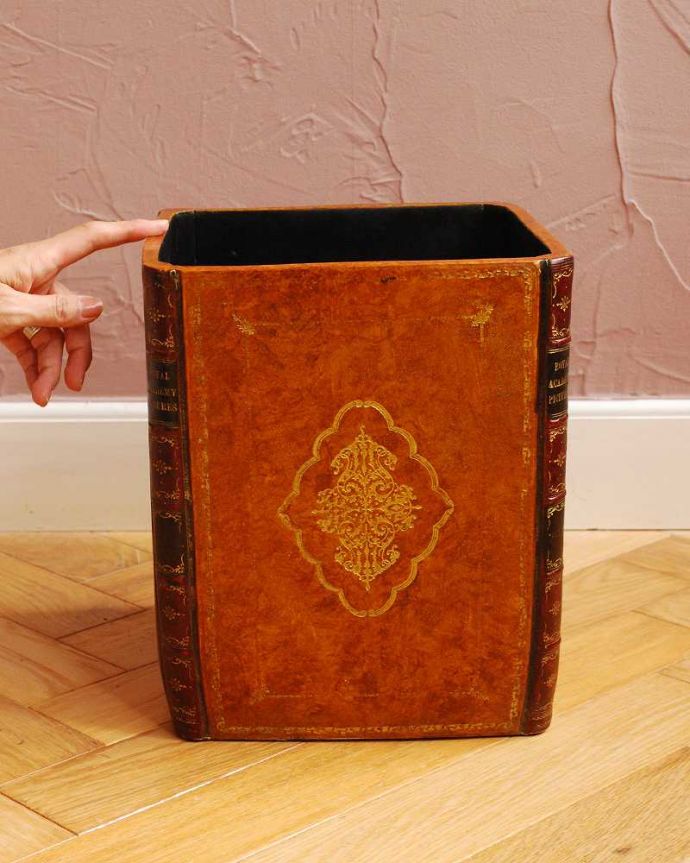 リビング雑貨　インテリア雑貨　イギリスからやって来たおしゃれな雑貨、The Original Book Works社のダストボックス。大きさはこのくらいです置いておくだけでオシャレな雰囲気です。(n5-174)