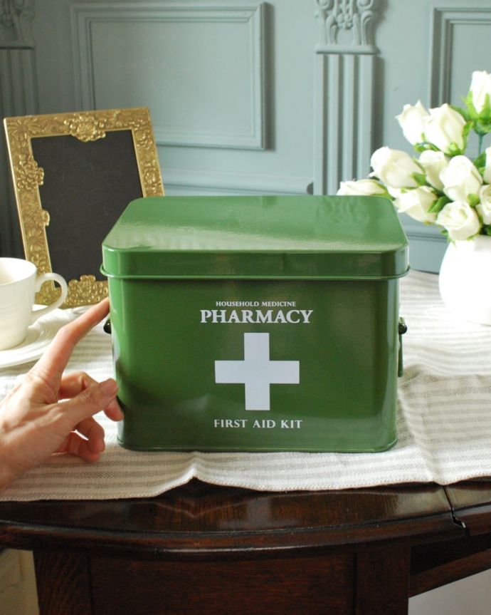 リビング雑貨　インテリア雑貨　カーキ色のファーマシーボックス（救急箱）。トレー付きで２段になっています。(n5-202)