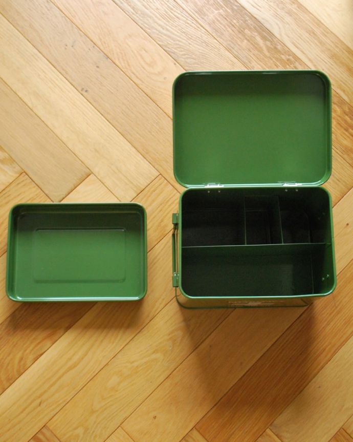 リビング雑貨　インテリア雑貨　カーキ色のファーマシーボックス（救急箱）。下の段には風邪薬や、絆創膏など箱ごと収納できますね。(n5-202)