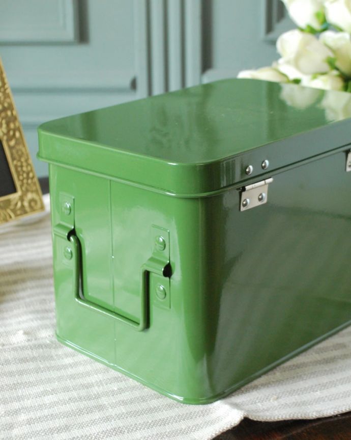 リビング雑貨　インテリア雑貨　カーキ色のファーマシーボックス（救急箱）。。(n5-202)
