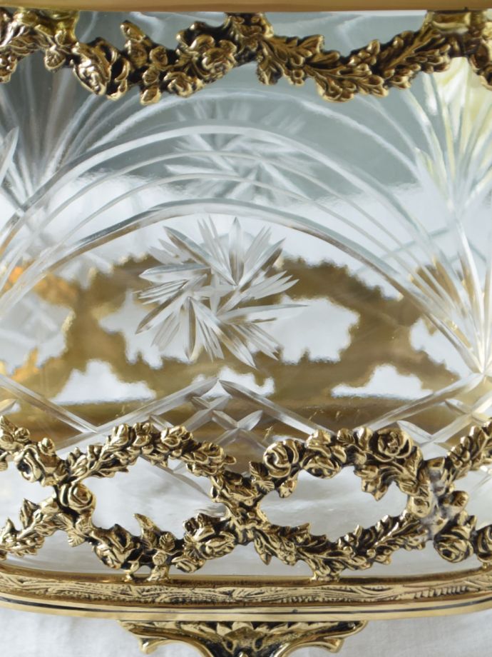美しいガラスの食器、アンティーク調の真鍮製の装飾がゴージャスな