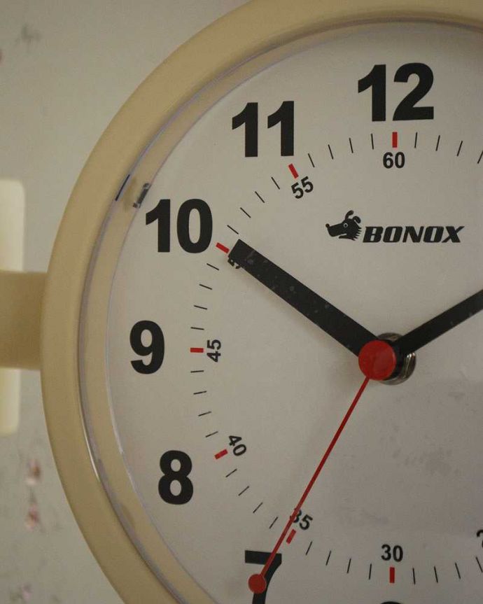 インテリア雑貨 壁掛け両面時計、シンプルデザインのウォールクロック（アイボリー）。「オシャレな時計がなかなかなくて・・」と思っていた方にぜひ使って頂きたい時計です。(n8-035)