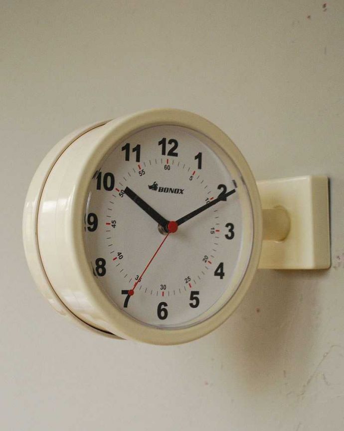 インテリア雑貨 壁掛け両面時計、シンプルデザインのウォールクロック（アイボリー）。両面時計です。(n8-035)