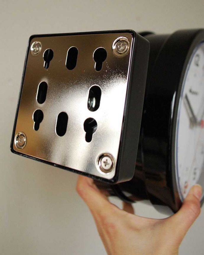 ミラー・時計　インテリア雑貨　壁掛け両面時計、シンプルデザインのウォールクロック（ブラック）。本体の穴に突起をはめ、下へ引き下げて固定します。(n8-036)