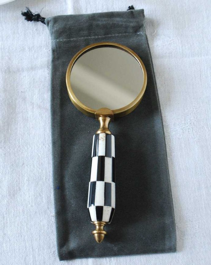 ミラー・時計　インテリア雑貨　真鍮と牛角を組み合わせたフランスのルーペのような手鏡(S)収納袋付。収納袋付きです。(n8-038)