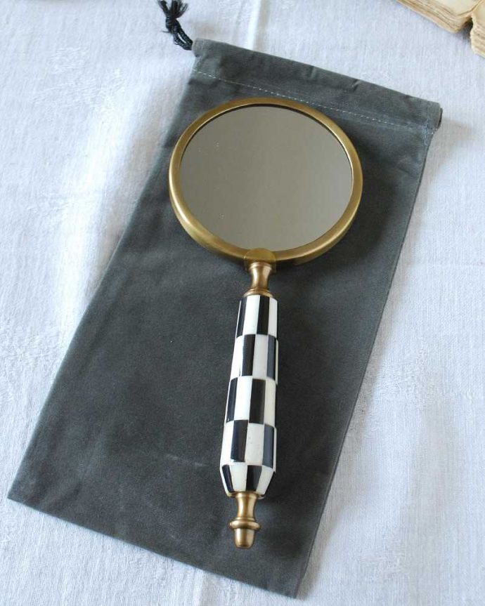ミラー・時計　インテリア雑貨　真鍮と牛角を組み合わせたフランスのルーペのような手鏡(L)収納袋付。収納袋付きです。(n8-039)