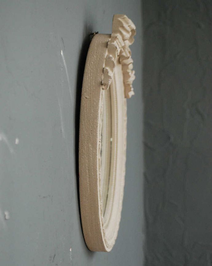 ミラー・時計　インテリア雑貨　リボンが可愛いフランスのアンティーク風のオーバルミラー（ラフィネ・リュバンＳ）。横から見ると･･･壁に取り付けて使って下さい。(n8-045)