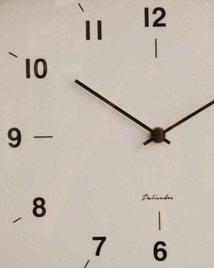 アンティーク その他の雑貨　インテリア雑貨　ほっこりとした優しい雰囲気の天然木時計（掛け時計）。スッキリと見やすいシンプルな文字盤北欧風のデザインがカッコいいビンテージ風の時計。(n8-052)