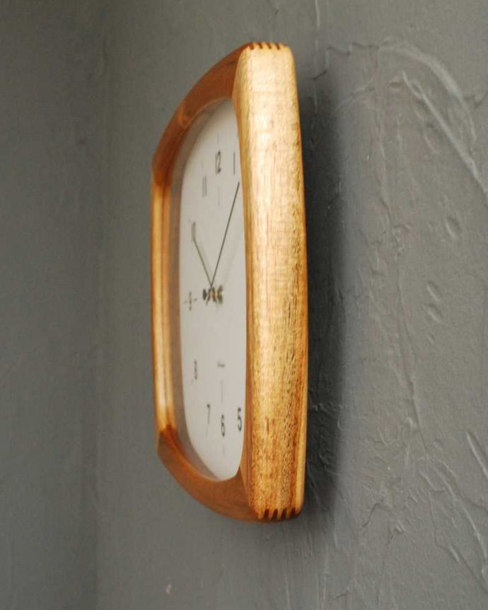 アンティーク その他の雑貨　インテリア雑貨　ほっこりとした優しい雰囲気の天然木時計（掛け時計）。横から見ると･･･こんな感じです。(n8-052)