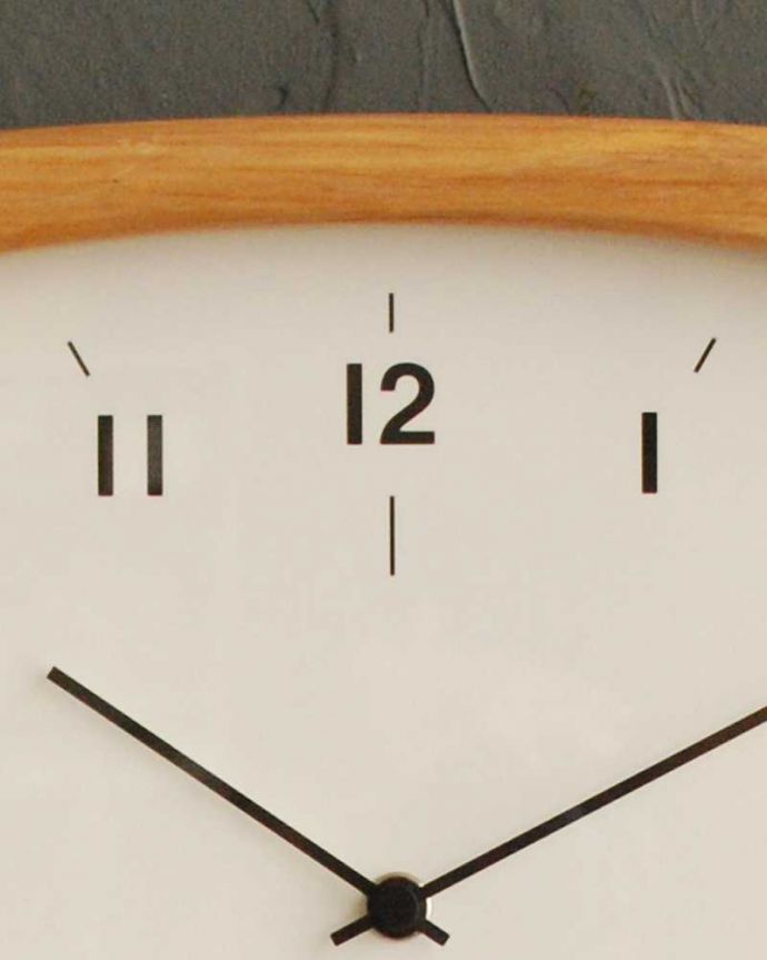 アンティーク その他の雑貨　インテリア雑貨　ほっこりとした優しい雰囲気の天然木時計（掛け時計）。スッキリと見やすいシンプルな文字盤北欧風のデザインがカッコいいビンテージ風の時計。(n8-053)