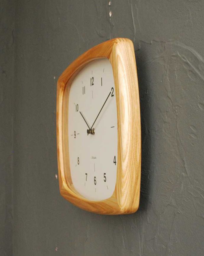 アンティーク その他の雑貨　インテリア雑貨　ほっこりとした優しい雰囲気の天然木時計（掛け時計）。横から見ると･･･こんな感じです。(n8-053)