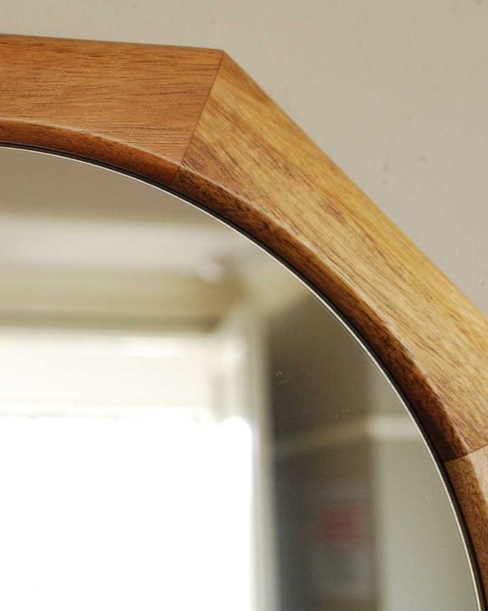 ミラー・時計　インテリア雑貨　北欧スタイルのお洒落な天然木のウォールミラー（壁掛け鏡）。シンプルな中にほっこりとした雰囲気が漂うミラー北欧スタイルがカッコいいアンティークのミラー。(n8-056)