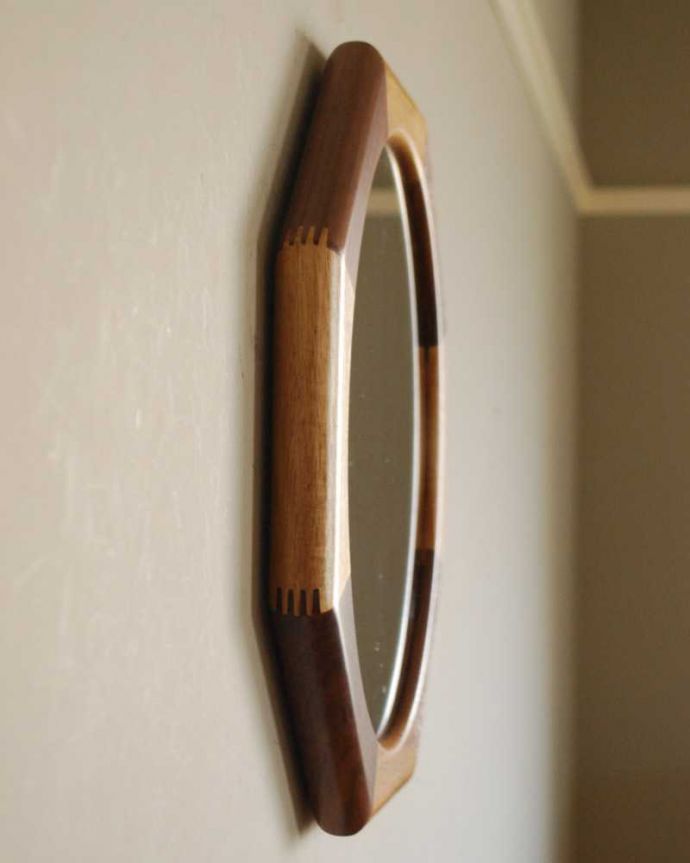 ミラー・時計　インテリア雑貨　北欧スタイルのお洒落な天然木のウォールミラー（壁掛け鏡）ミックス。横から見ると…こんな感じです。(n8-057)