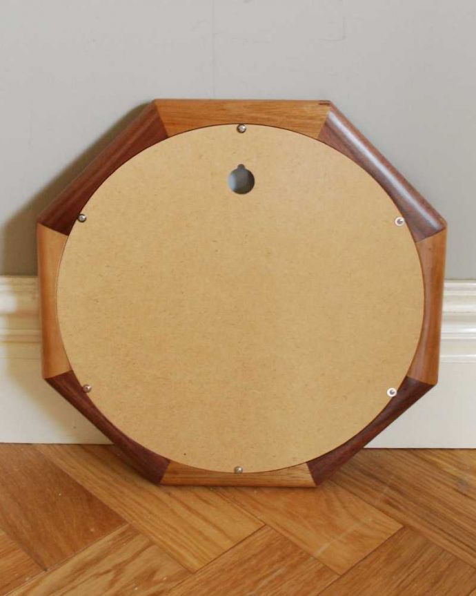 ミラー・時計　インテリア雑貨　北欧スタイルのお洒落な天然木のウォールミラー（壁掛け鏡）ミックス。裏側を見てみると…こんな感じで壁に引っ掛けられるようになっています。(n8-057)