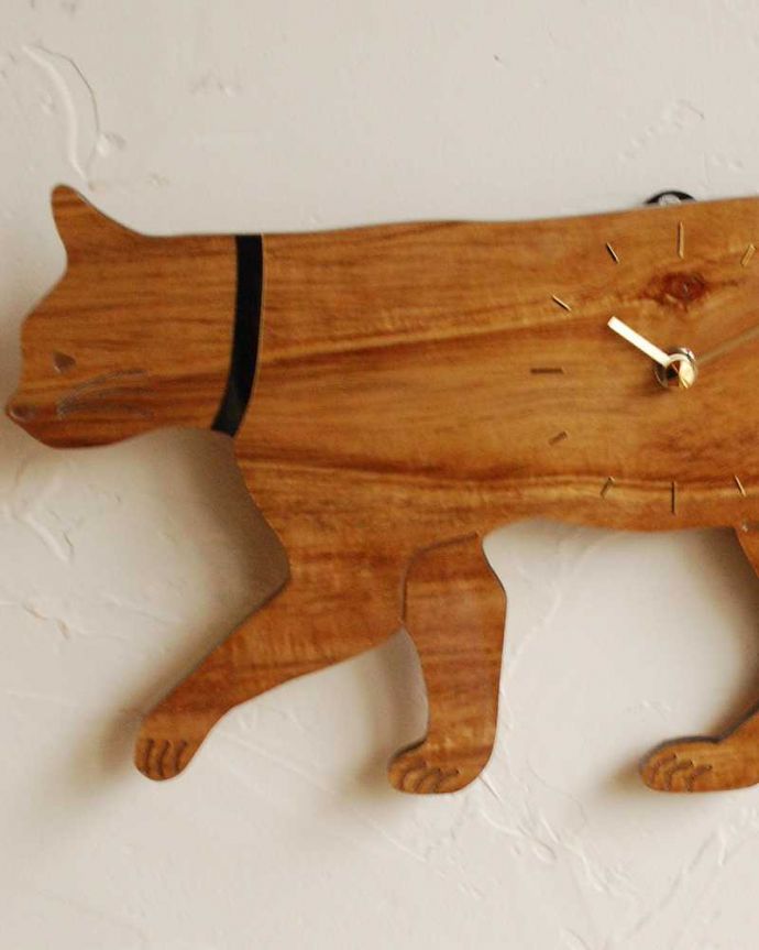 アンティーク その他の雑貨　インテリア雑貨　見ているだけで和んでしまう猫の木製時計（クロック）。遊び心あふれるオシャレなデザイン思わず微笑んでしまう可愛らしい猫ちゃんのデザイン。(n8-058)