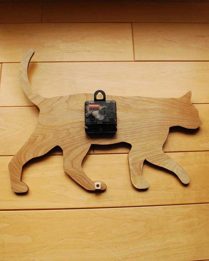アンティーク その他の雑貨　インテリア雑貨　見ているだけで和んでしまう猫の木製時計（クロック）。裏から見ると･･･スイープムーブメント仕様です。(n8-058)