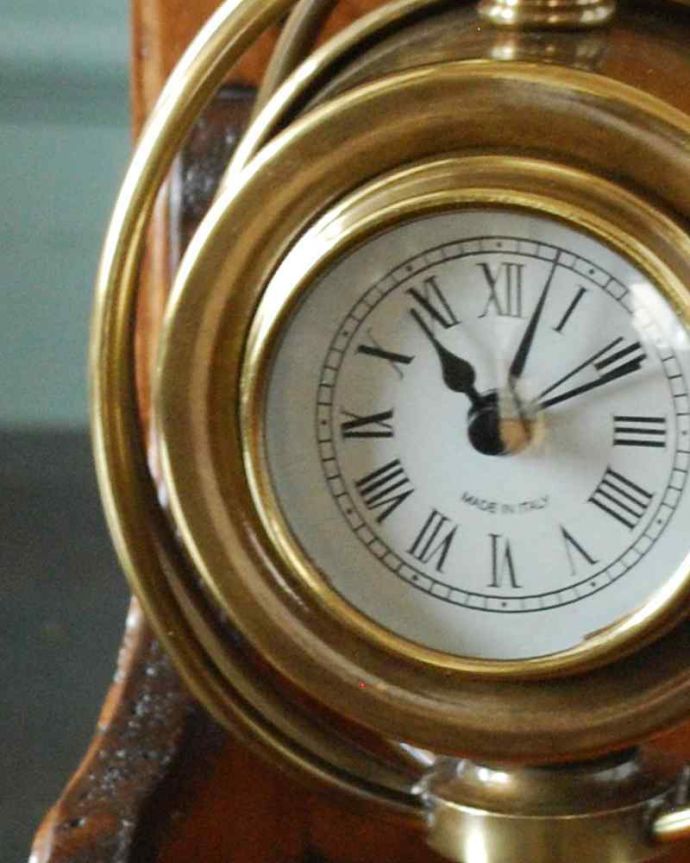 ミラー・時計　インテリア雑貨　キラッと輝くゴールドの装飾×木製のアンティーク風置き時計。どこに置いてもカッコいいイタリア生まれの時計イタリア生まれらしいオシャレでカッコいい文字盤です。(n8-068)