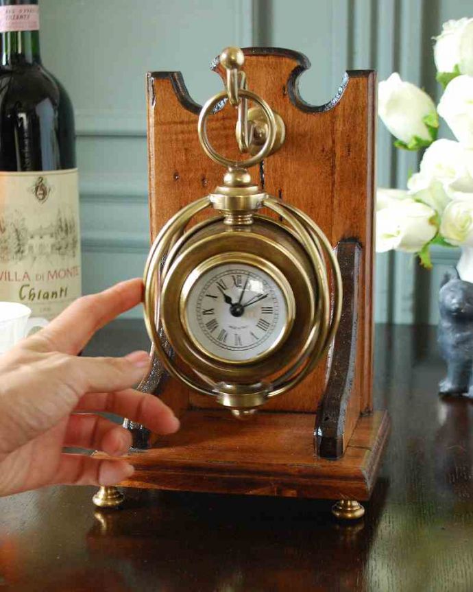 ミラー・時計　インテリア雑貨　キラッと輝くゴールドの装飾×木製のアンティーク風置き時計。キラッと輝く高級感あふれる真鍮土台はぬくもりある天然木なので、あたたかみがあって、ほっこりした雰囲気のお部屋作りにピッタリです。(n8-068)