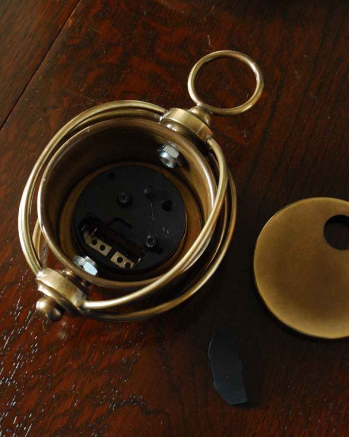 ミラー・時計　インテリア雑貨　キラッと輝くゴールドの装飾×木製のアンティーク風置き時計。裏から見ると･･･単五電池1個で動きます。(n8-068)