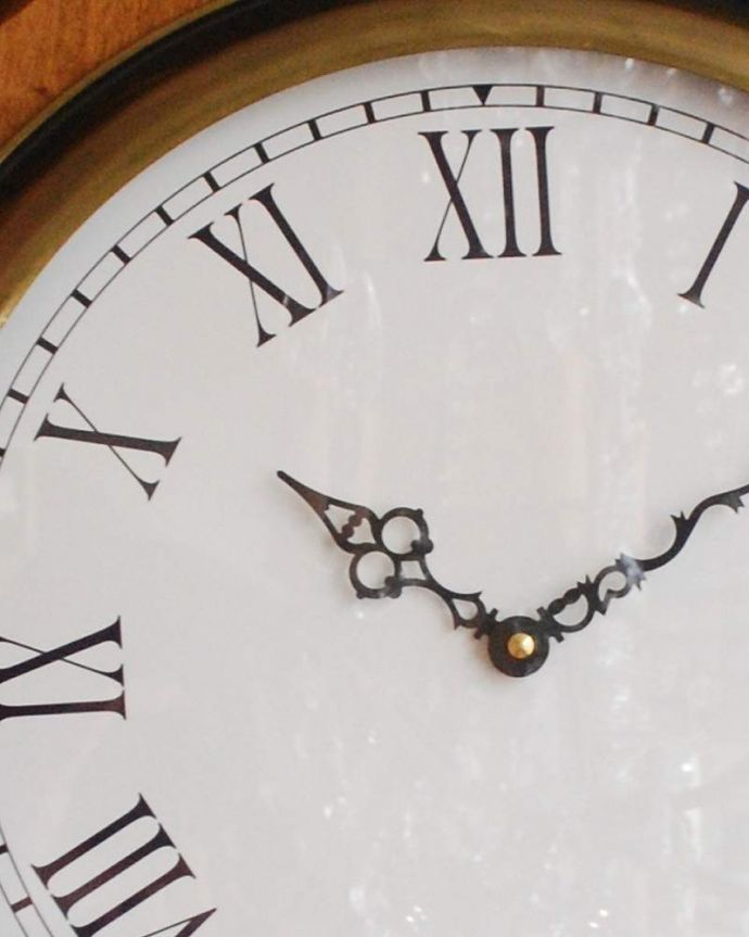 ミラー・時計　インテリア雑貨　キラッと輝くゴールドの装飾×木製のアンティーク風掛け時計。どこに掛けてもカッコいいイタリア生まれの時計イタリア生まれらしいオシャレでカッコいい文字盤です。(n8-070)