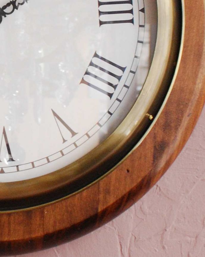 ミラー・時計　インテリア雑貨　キラッと輝くゴールドの装飾×木製のアンティーク風掛け時計。キラッと輝く高級感あふれる真鍮時計の周りがぬくもりある天然木なので、あたたかみがあって、ほっこりした雰囲気のお部屋作りにピッタリです。(n8-070)