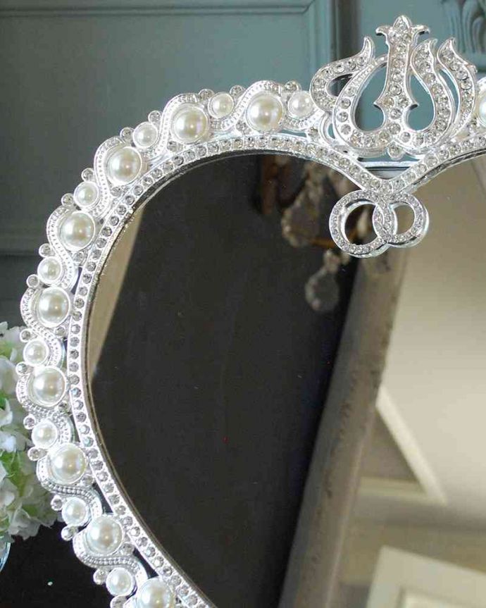 ミラー・時計　インテリア雑貨　ダイヤとパールのモチーフが女性らしいハートの形のスタンドミラー。まるで女王様気分のミラーダイヤとパールのモチーフでグルッと囲まれた美しいミラー。(n8-073)