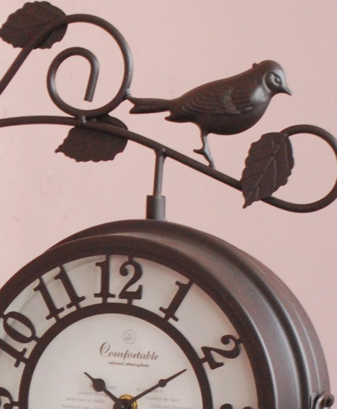 ミラー・時計　インテリア雑貨　アンティーク風の可愛い鳥のモチーフが付いた壁掛け両面時計。鳥のモチーフが可愛い壁付け時計枝にとまって一休みしている様子が可愛いアンティーク風の壁付け時計。(n8-078)
