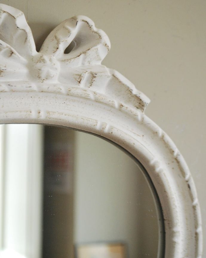 ミラー・時計　インテリア雑貨　アンティーク調のおしゃれな鏡、大きなリボンのウォールミラー　アンティーク風のおしゃれなミラーミラーの周りを縁取るフランスのアンティークのような装飾がお気に入りのミラー。(n8-079)