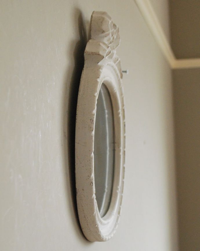 ミラー・時計　インテリア雑貨　アンティーク調のおしゃれな鏡、大きなリボンのウォールミラー　横から見ると･･･気軽に壁に取り付け出来るサイズです。(n8-079)