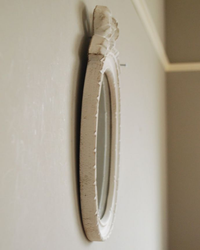 ミラー・時計　インテリア雑貨　アンティーク調のおしゃれな鏡、大きなリボンのウォールミラー　横から見ると･･･気軽に壁に取り付け出来るサイズです。(n8-080)