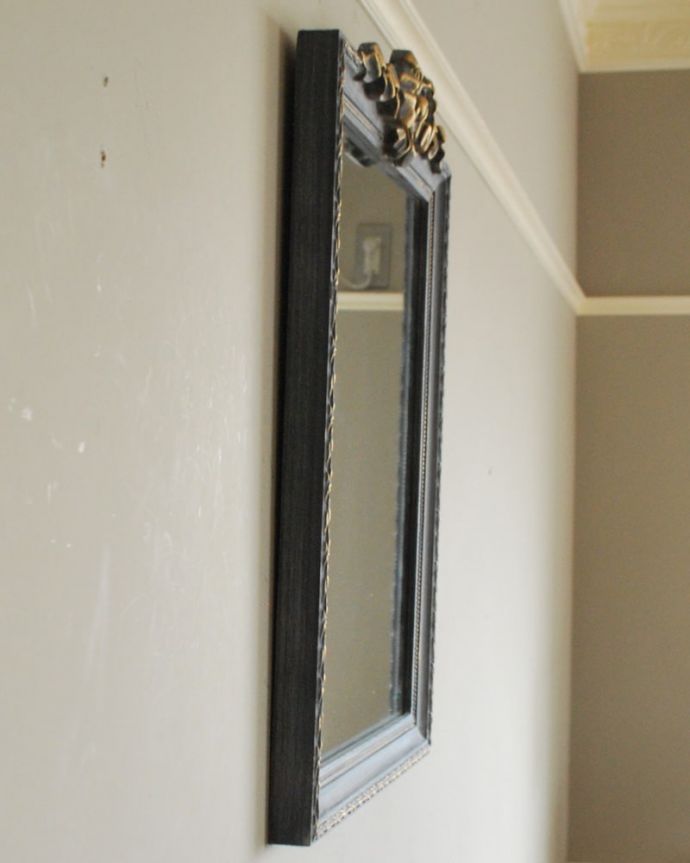 ミラー・時計　インテリア雑貨　アンティーク調のおしゃれな鏡、リボンが可愛いレクタングルのウォールミラー　横から見ると･･･気軽に壁に取り付け出来るサイズです。(n8-081)