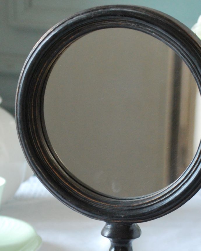 ミラー・時計　インテリア雑貨　アンティーク調のスタンドミラー、小さくて丸い鏡　アンティーク風のおしゃれなミラーミラーの周りを縁取るフランスのアンティークのような装飾がお気に入りのスタンドミラーです。(n8-084)